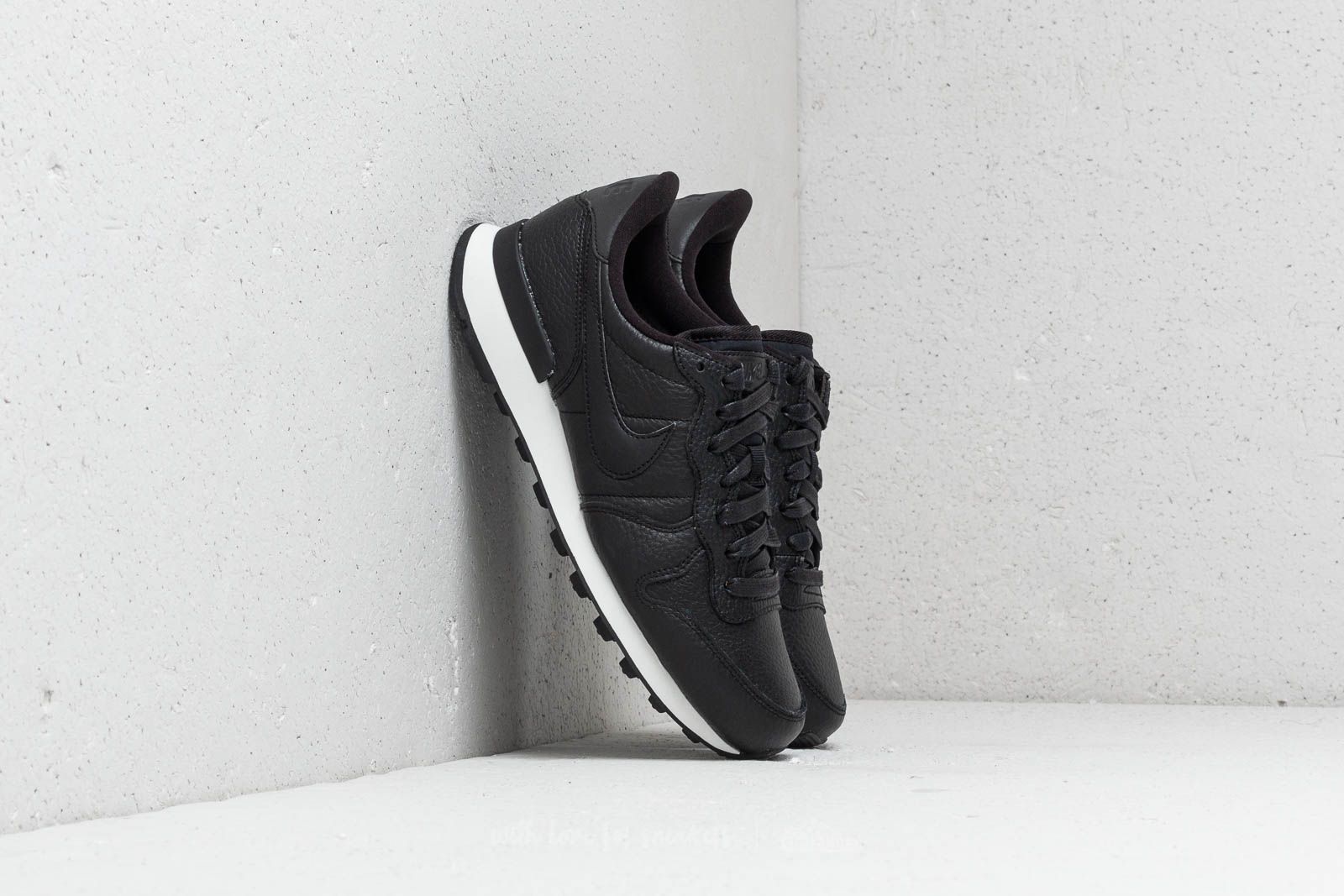 Black and white nike internationalist deals