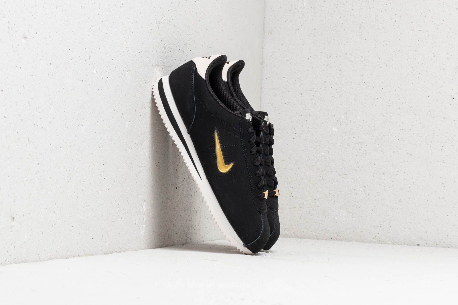 Дамски кецове и обувки Nike Cortez Basic Jewel ´18 Wmns Black/ Metallic Gold-Phantom