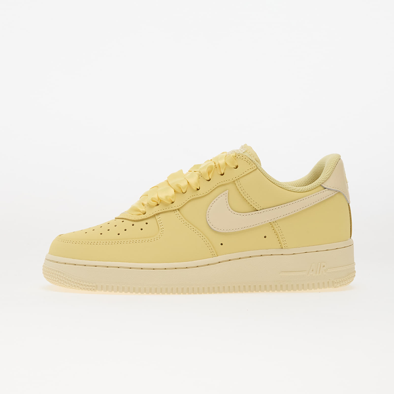 Skor för kvinnor Nike Air Force 1 Retro Premium Soft Yellow/ Sunbleach-Soft Yellow