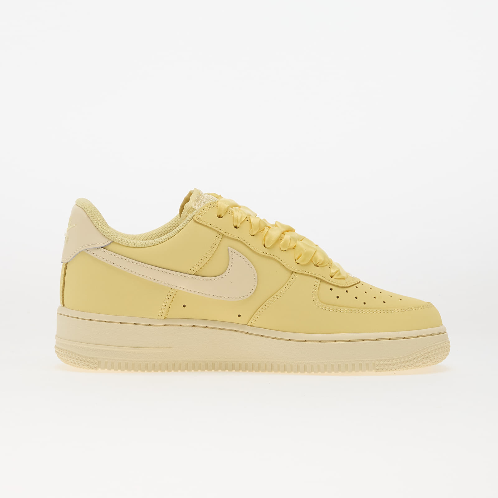 Skor för kvinnor Nike Air Force 1 Retro Premium Soft Yellow/ Sunbleach-Soft Yellow