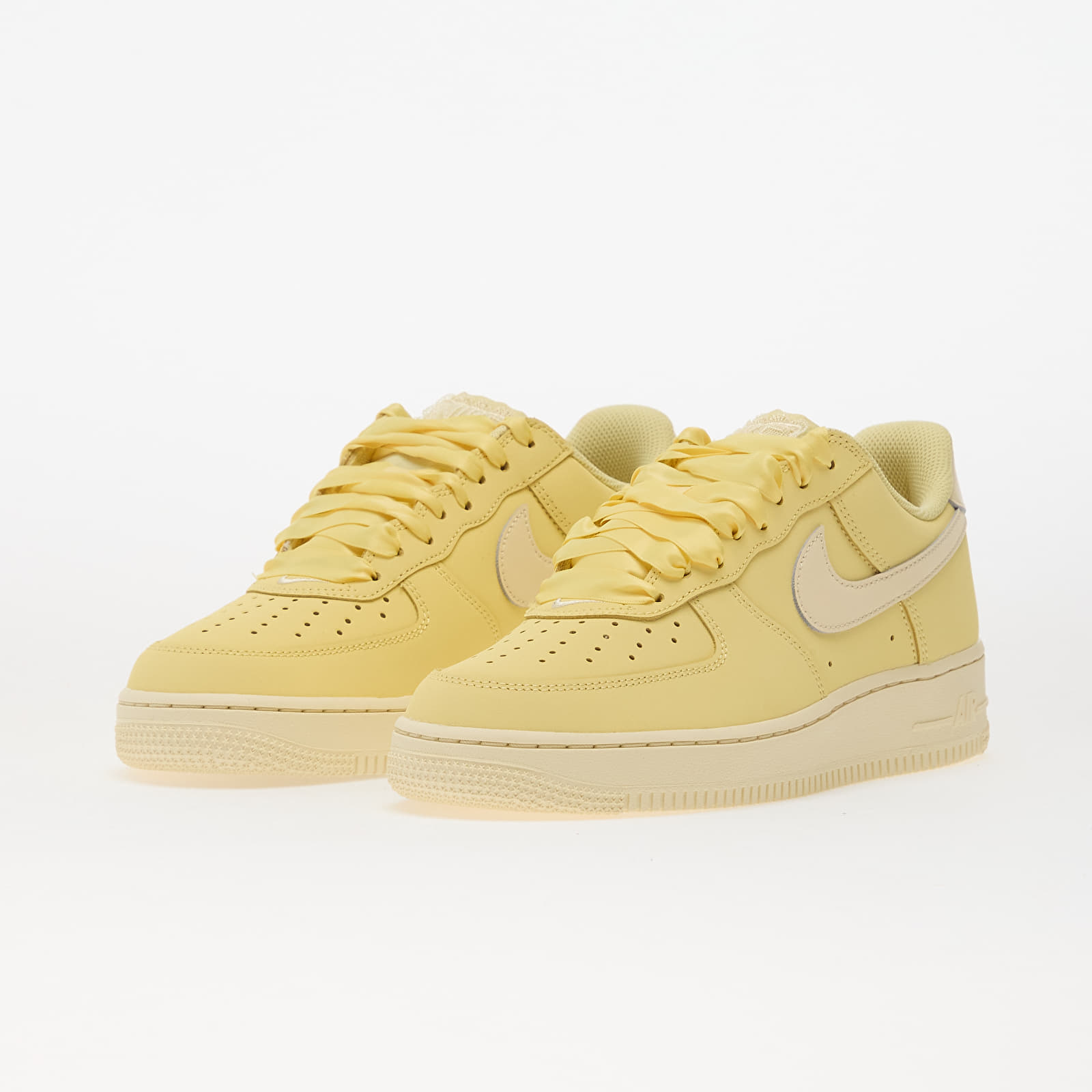 Skor för kvinnor Nike Air Force 1 Retro Premium Soft Yellow/ Sunbleach-Soft Yellow