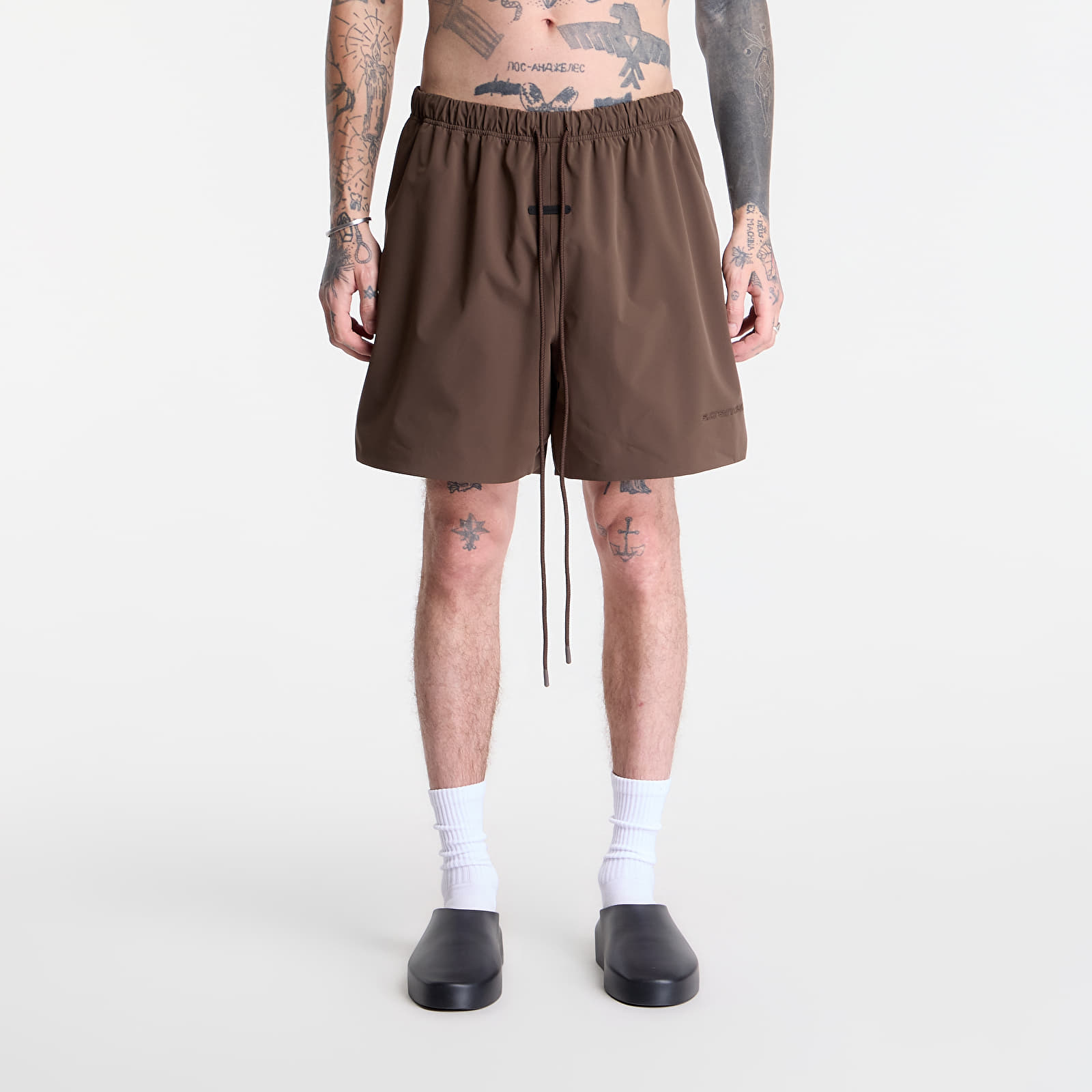 Kraťasy Fear of God Essentials Active Trace Classic Short Brown