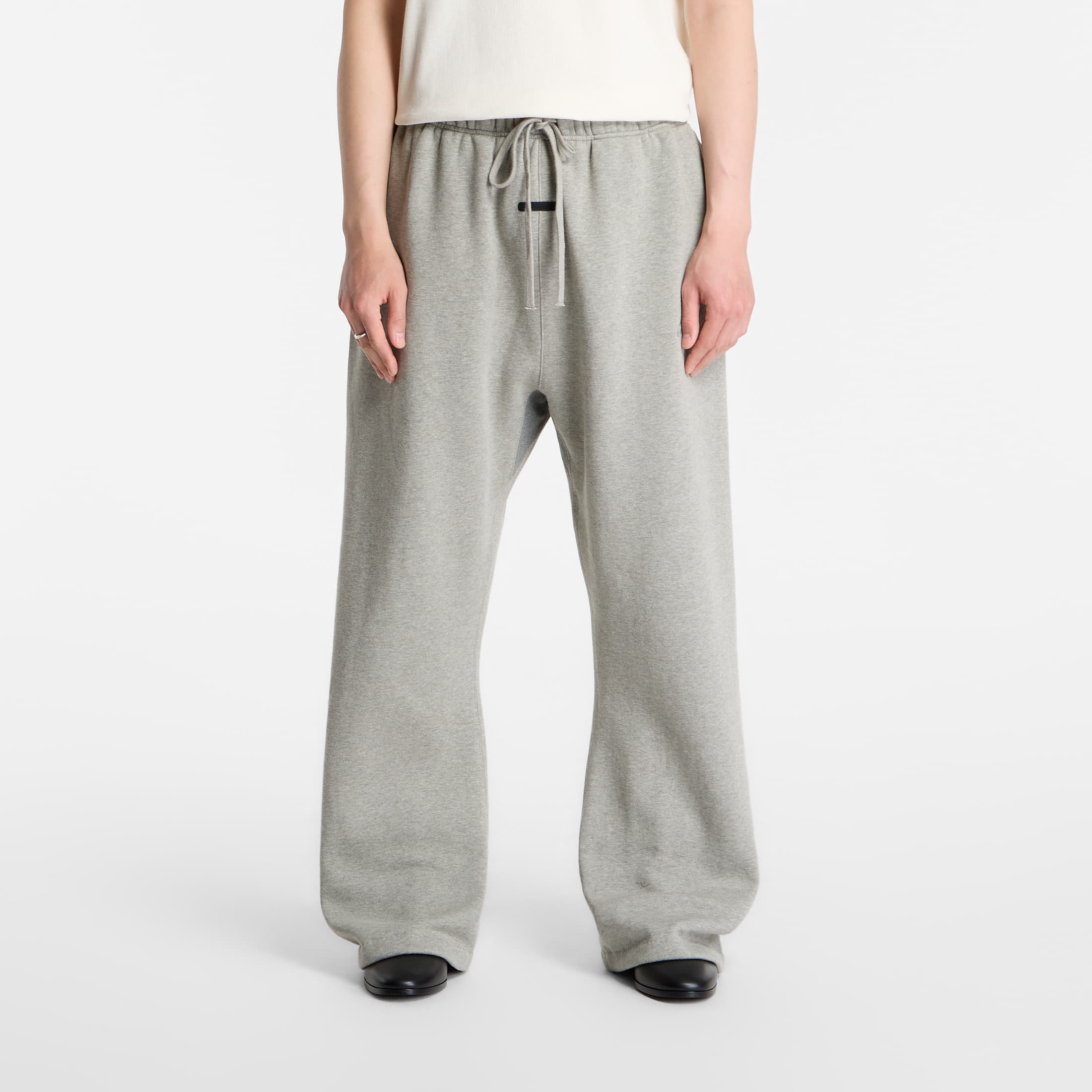 Pantaloni da ginnastica Fear of God Essentials Signature Classic Fit Flare Sweatpants Concrete Heather/ Dark Concrete Heather