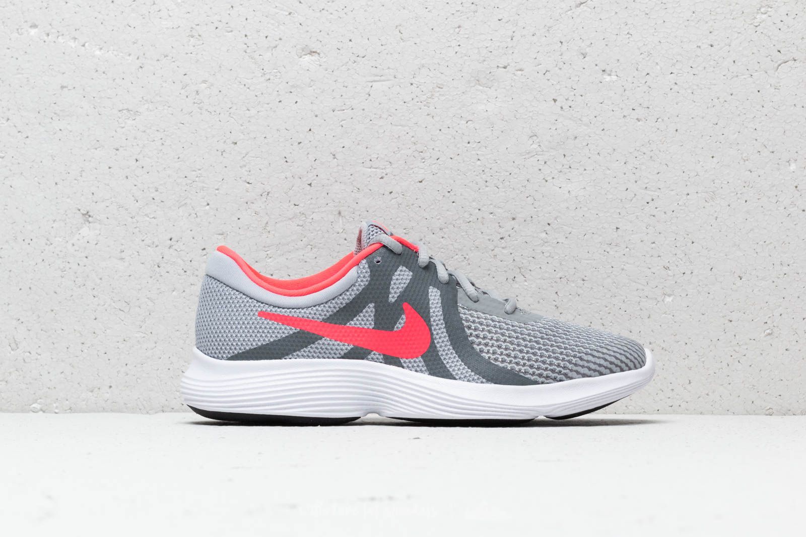 Nike revolution 4 discount grey pink
