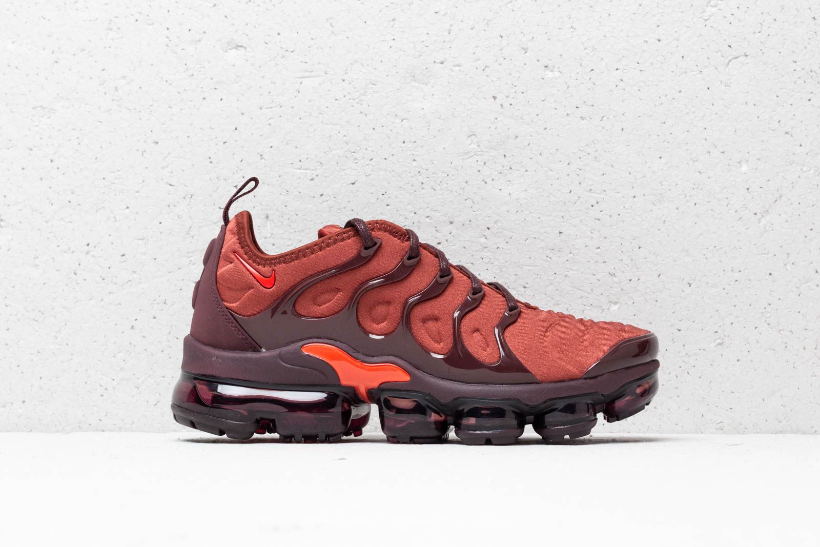 Nike air vapormax hotsell plus red womens