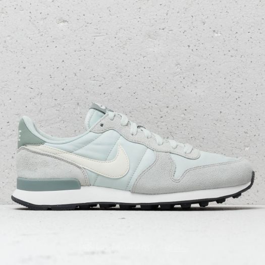 Nike internationalist light silver store