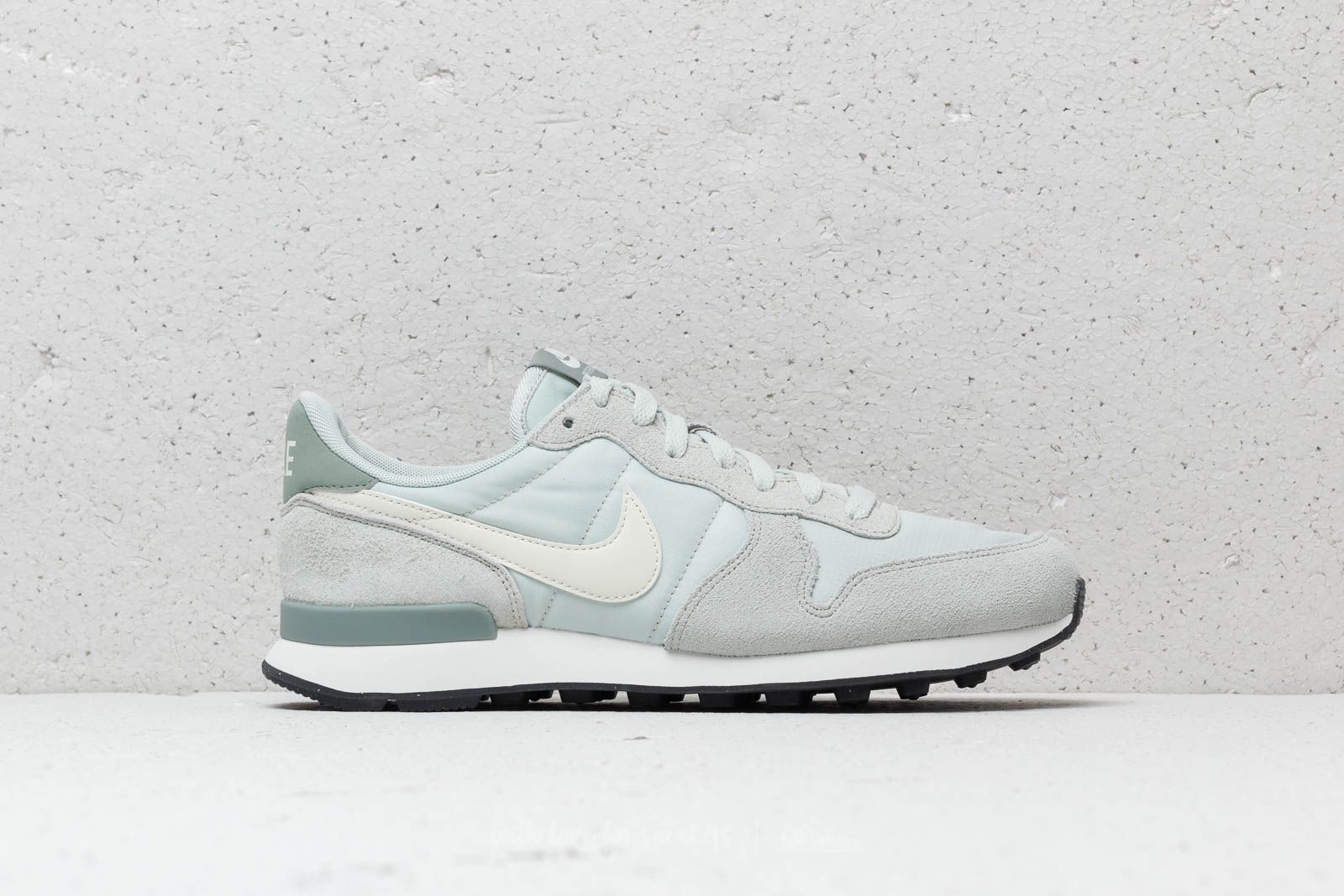 Nike internationalist light silver discount