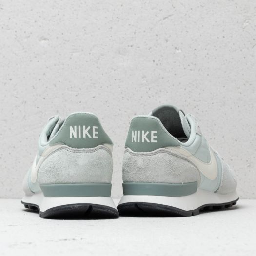 Nike internationalist light silver hotsell