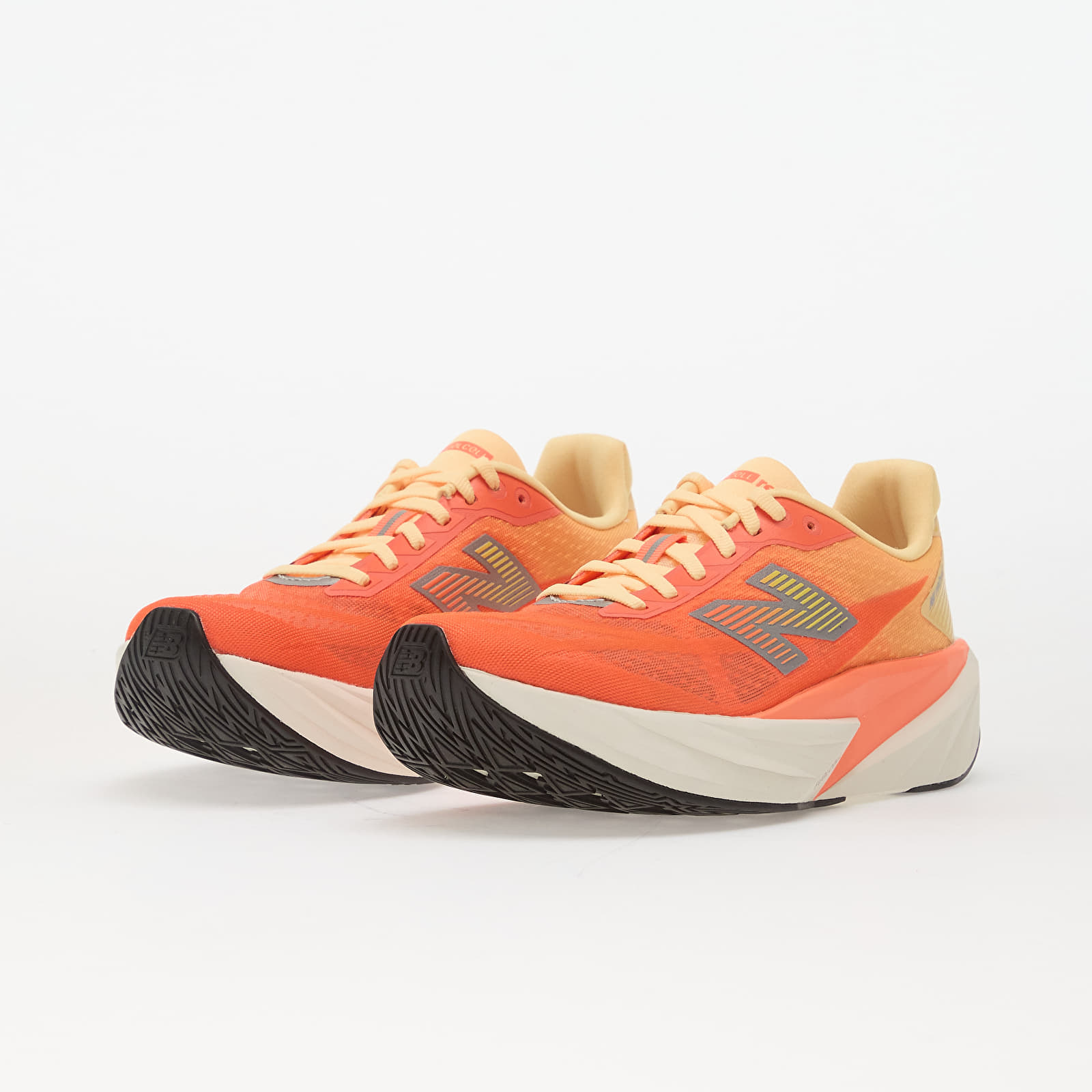 Ženski čevlji New Balance FuelCell Rebel v5 Tangerine Heat/ Silver Metallic