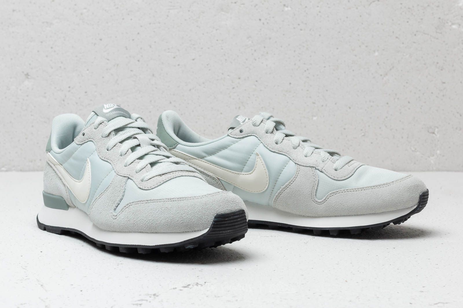 Nike internationalist light top silver