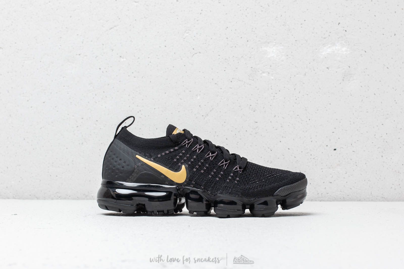 Nike air vapormax flyknit 2 black and gold sales