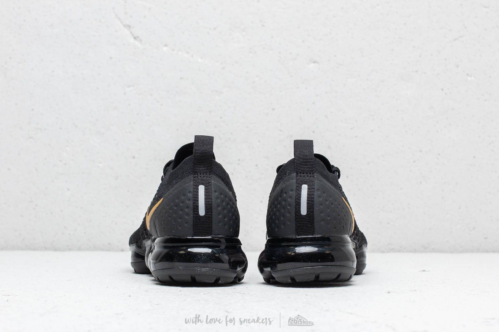 Vapormax flyknit 2 black and gold on sale