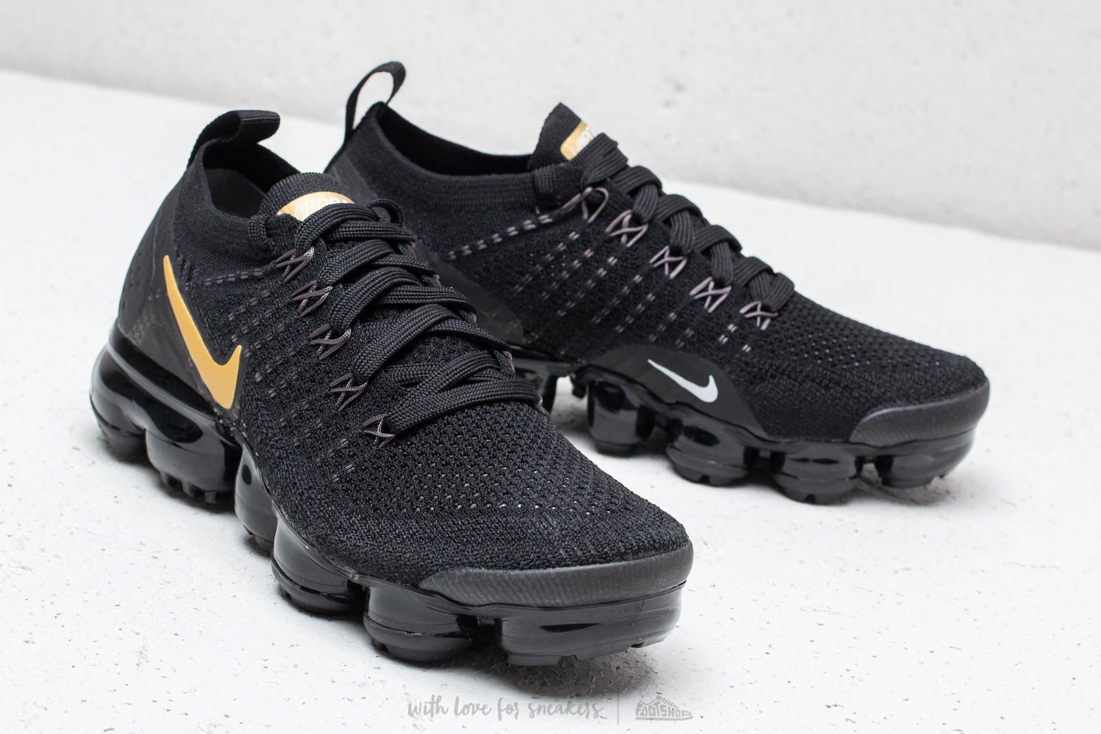 Women s shoes Nike Air Vapormax Flyknit 2 W Black Metallic Gold
