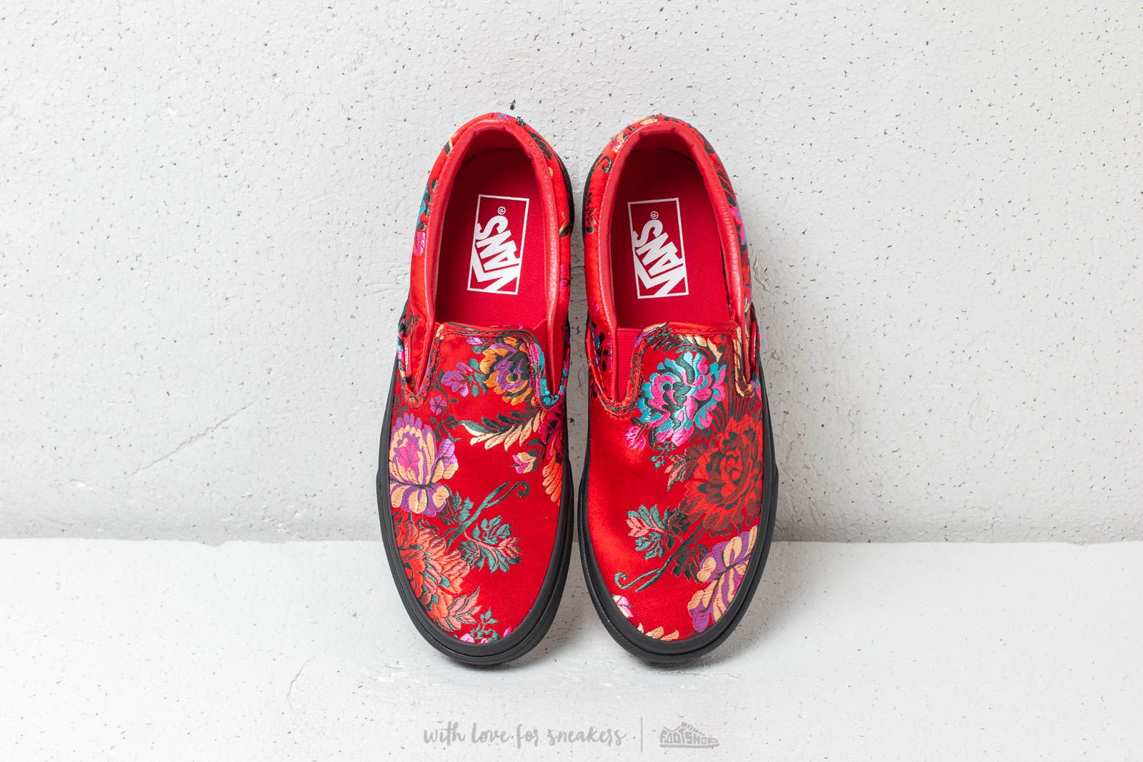 Skor för kvinnor Vans Classic Slip-On (Festival Satin) Red/ Black