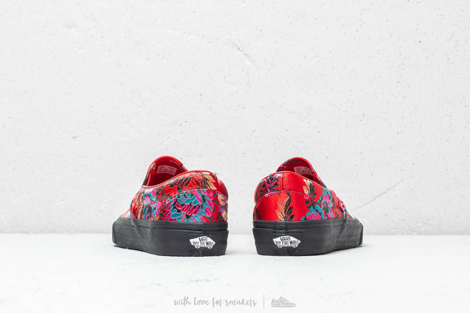 Skor för kvinnor Vans Classic Slip-On (Festival Satin) Red/ Black