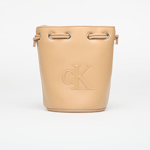 Handtasche Calvin Klein Bold Ck Small Bucket Bag Tannin