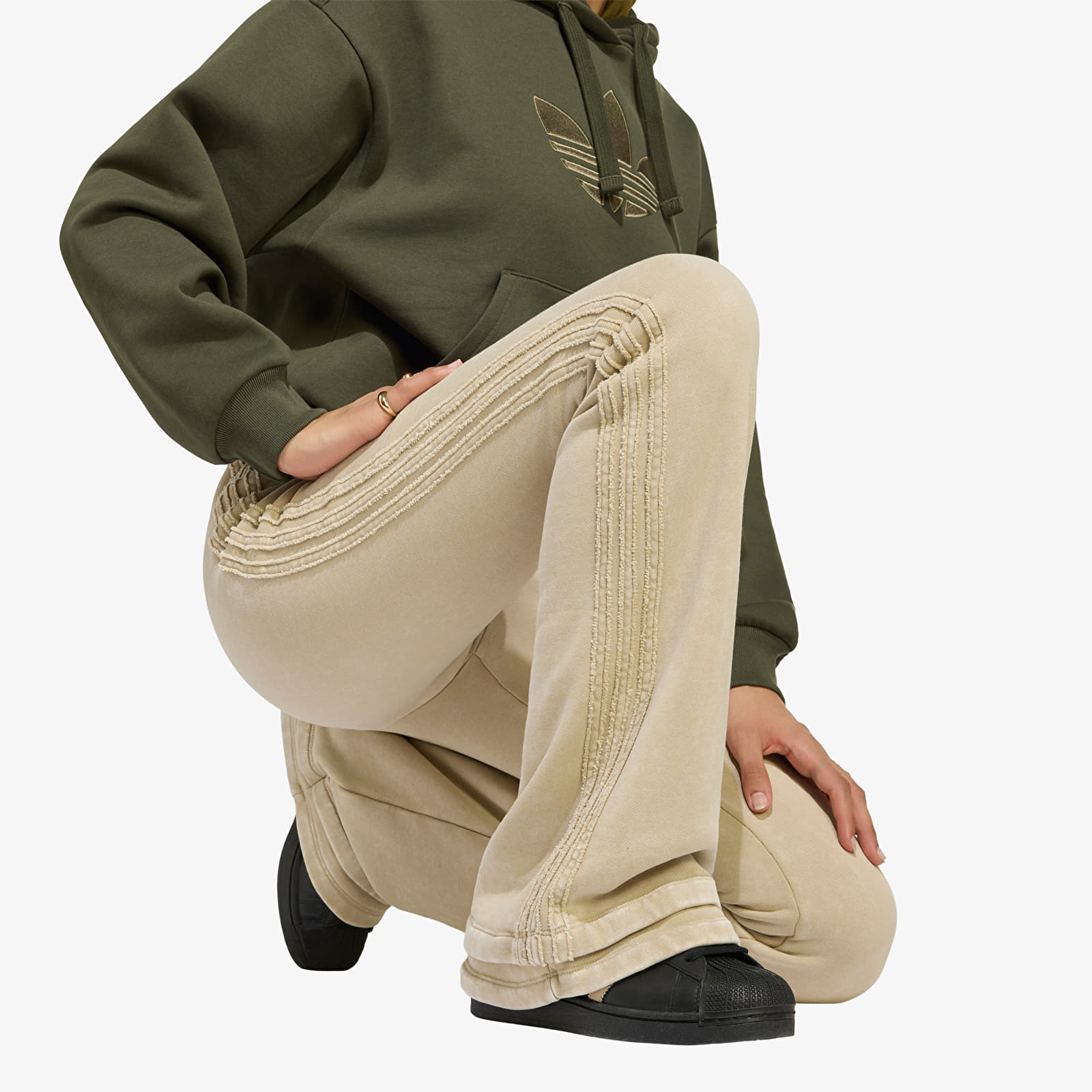 Trenerke adidas Sst Bootcut Pant Khaki Three