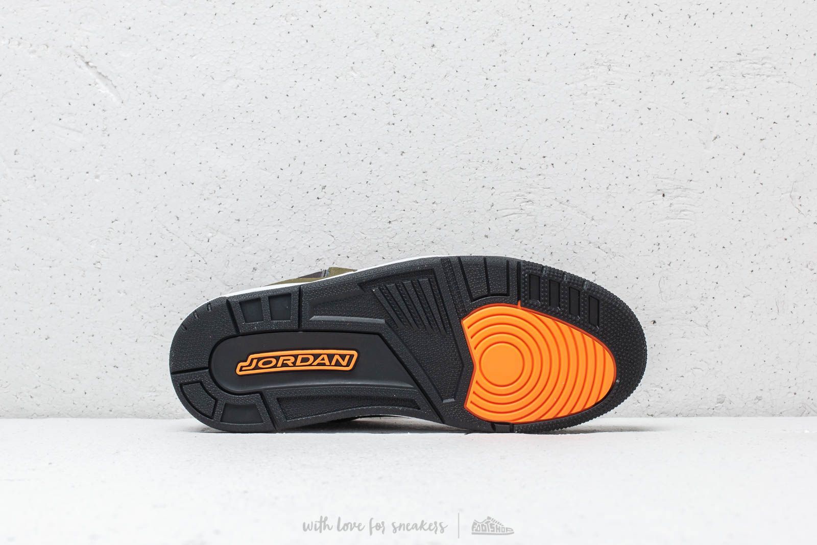 Jordan outlet courtside olive