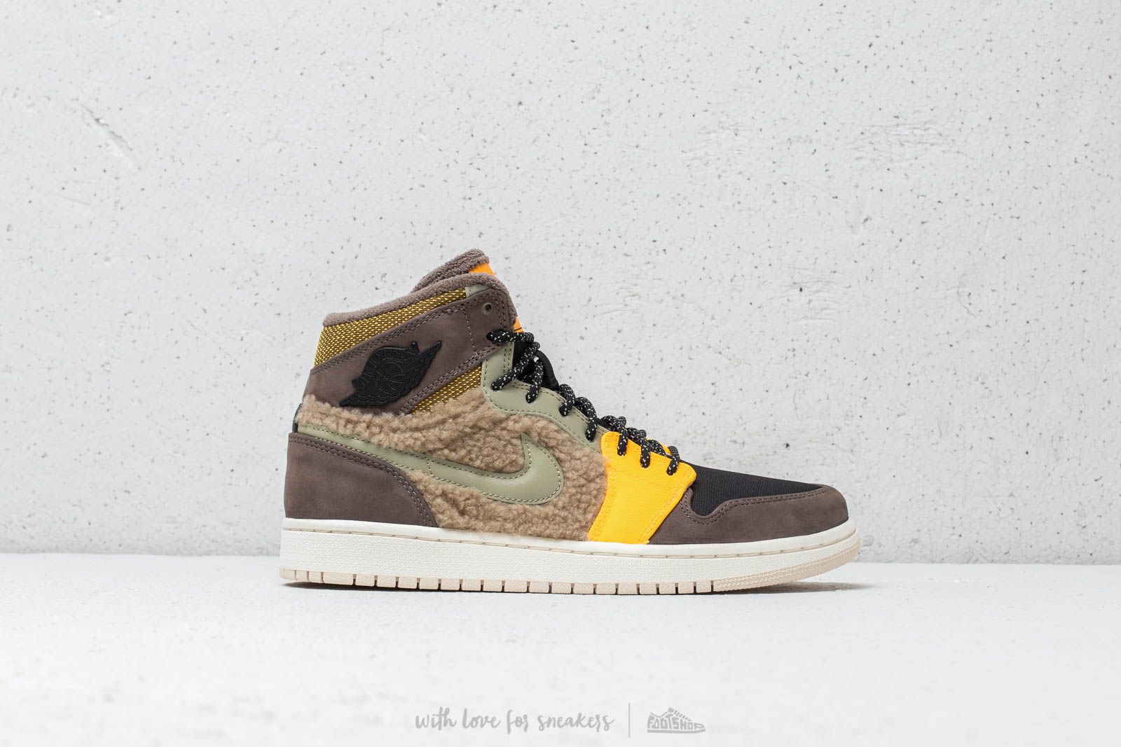 Air jordan 1 retro high premium utility top