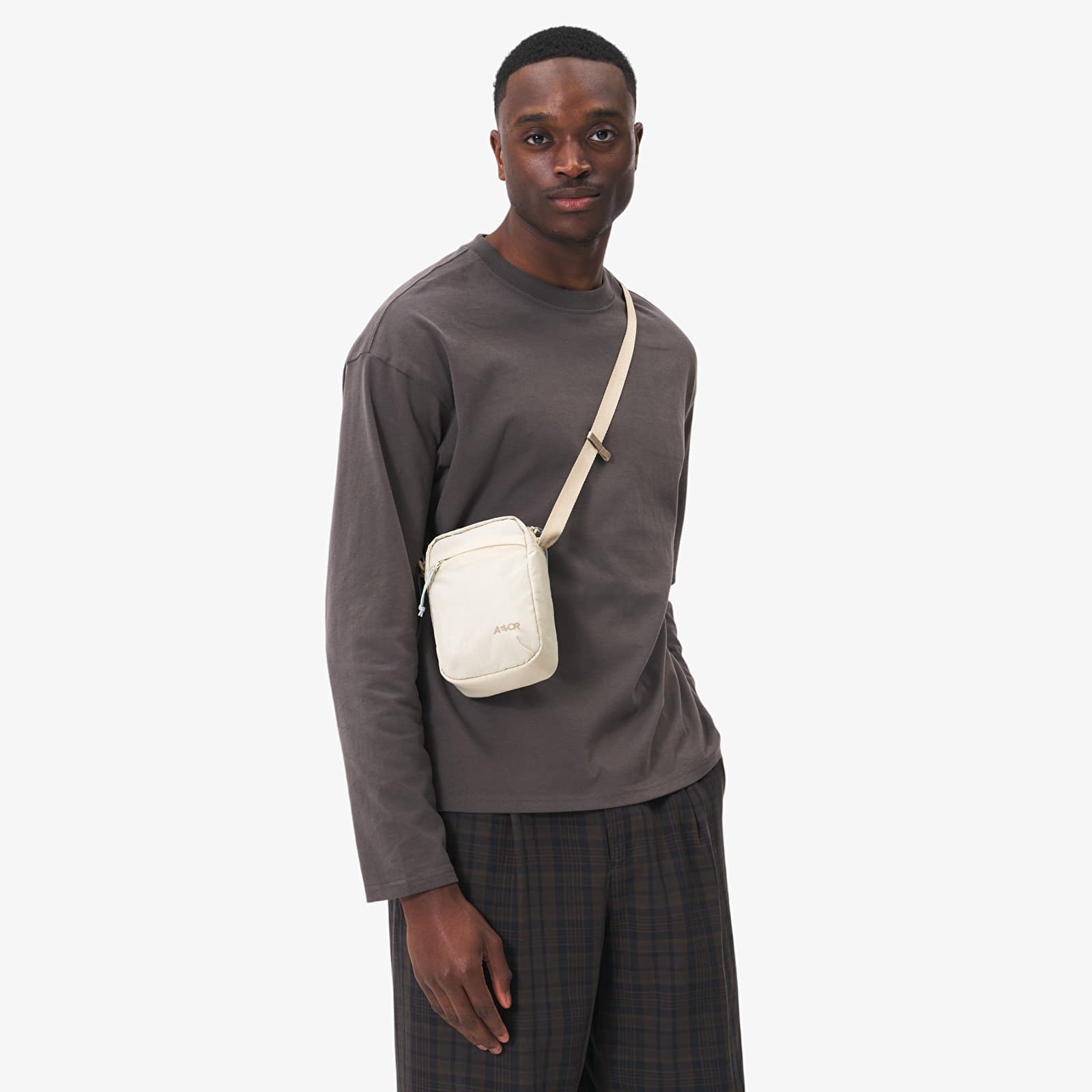 Мужские сумки через плечо AEVOR Easy Ride Pouch Off-White