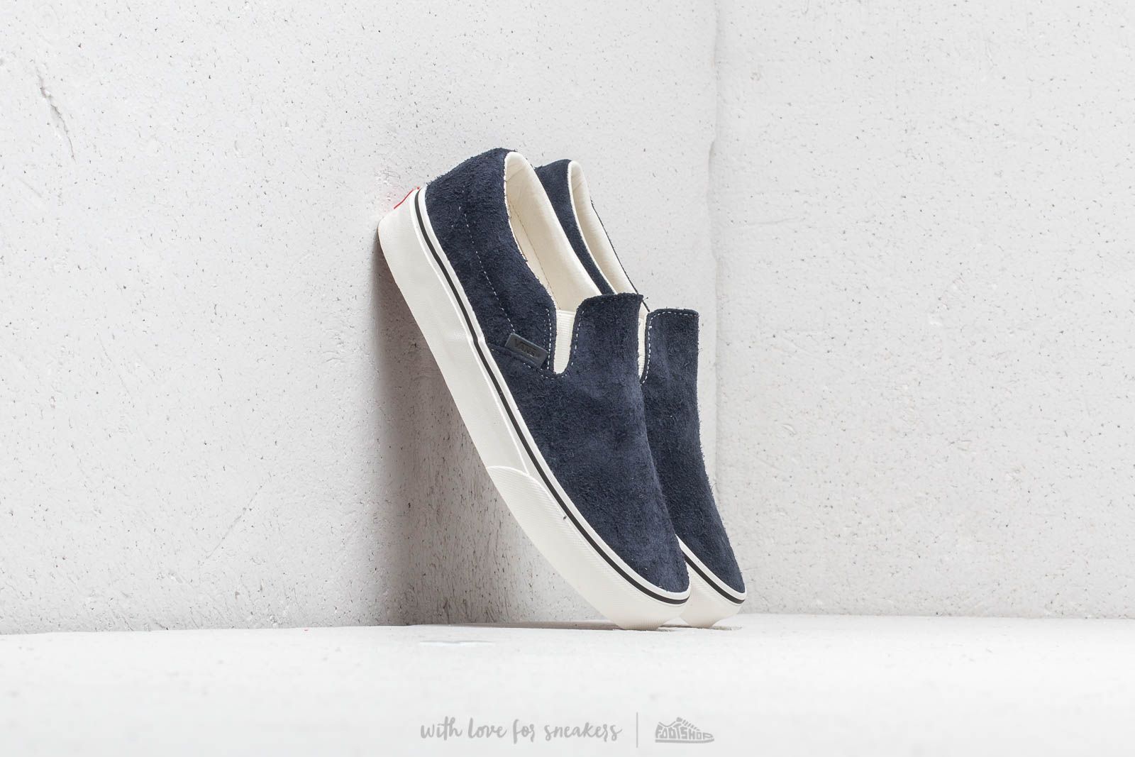 Chaussures et baskets homme Vans Classic Slip-On Hairy Seude Sky Captain/ Snow white