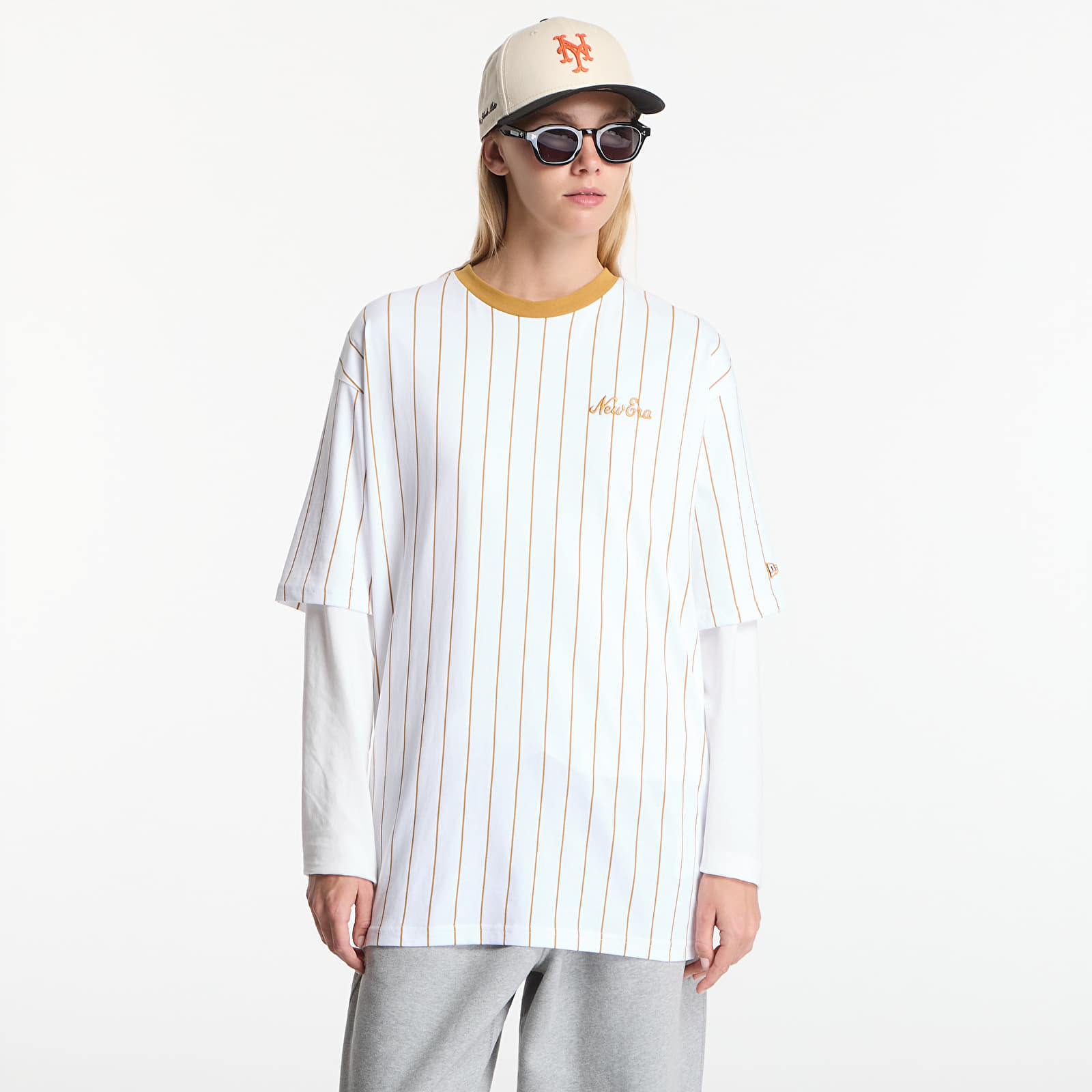 Männer T-Shirts New Era Pinstripe OS Tee UNISEX Optic White/ DOC