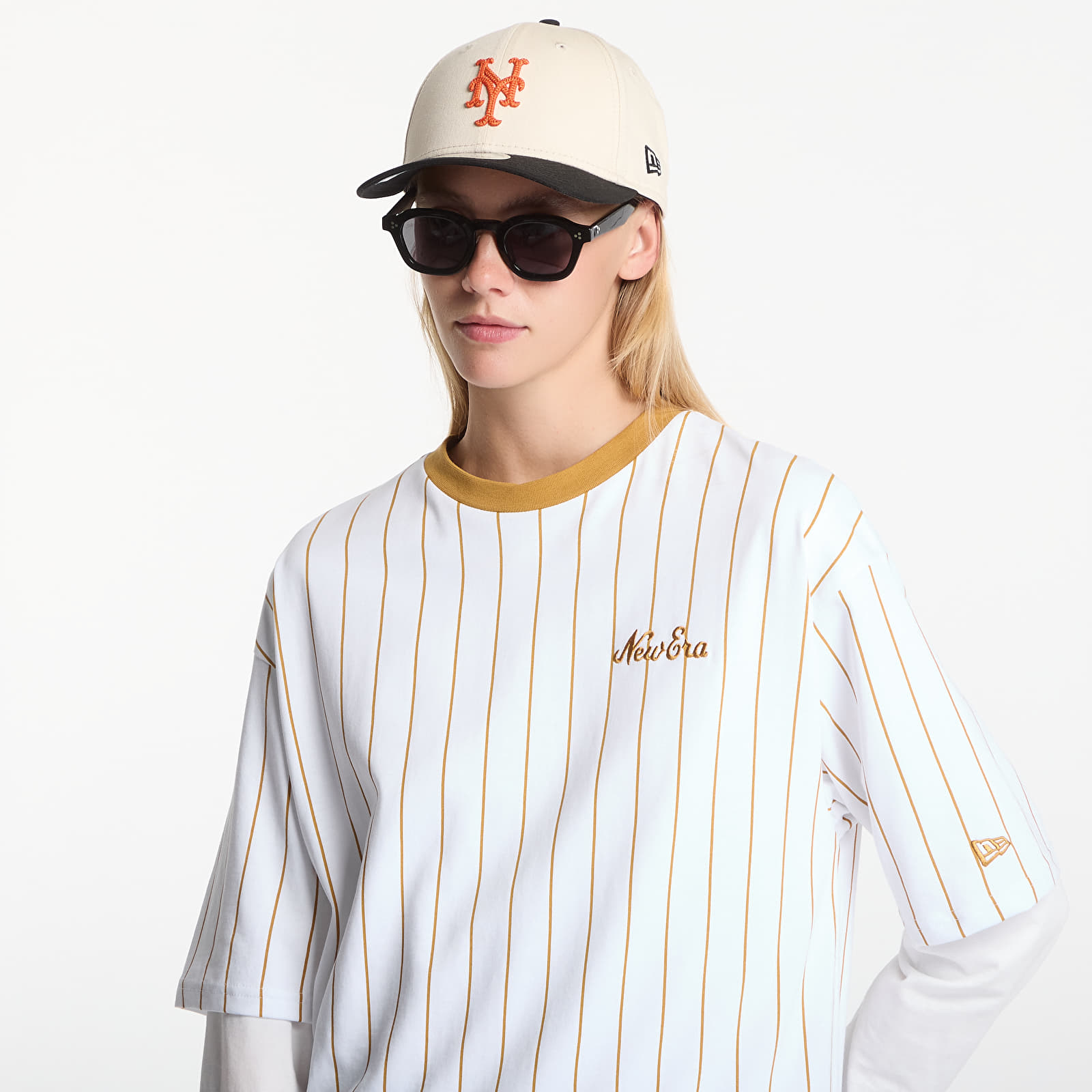Männer T-Shirts New Era Pinstripe OS Tee UNISEX Optic White/ DOC