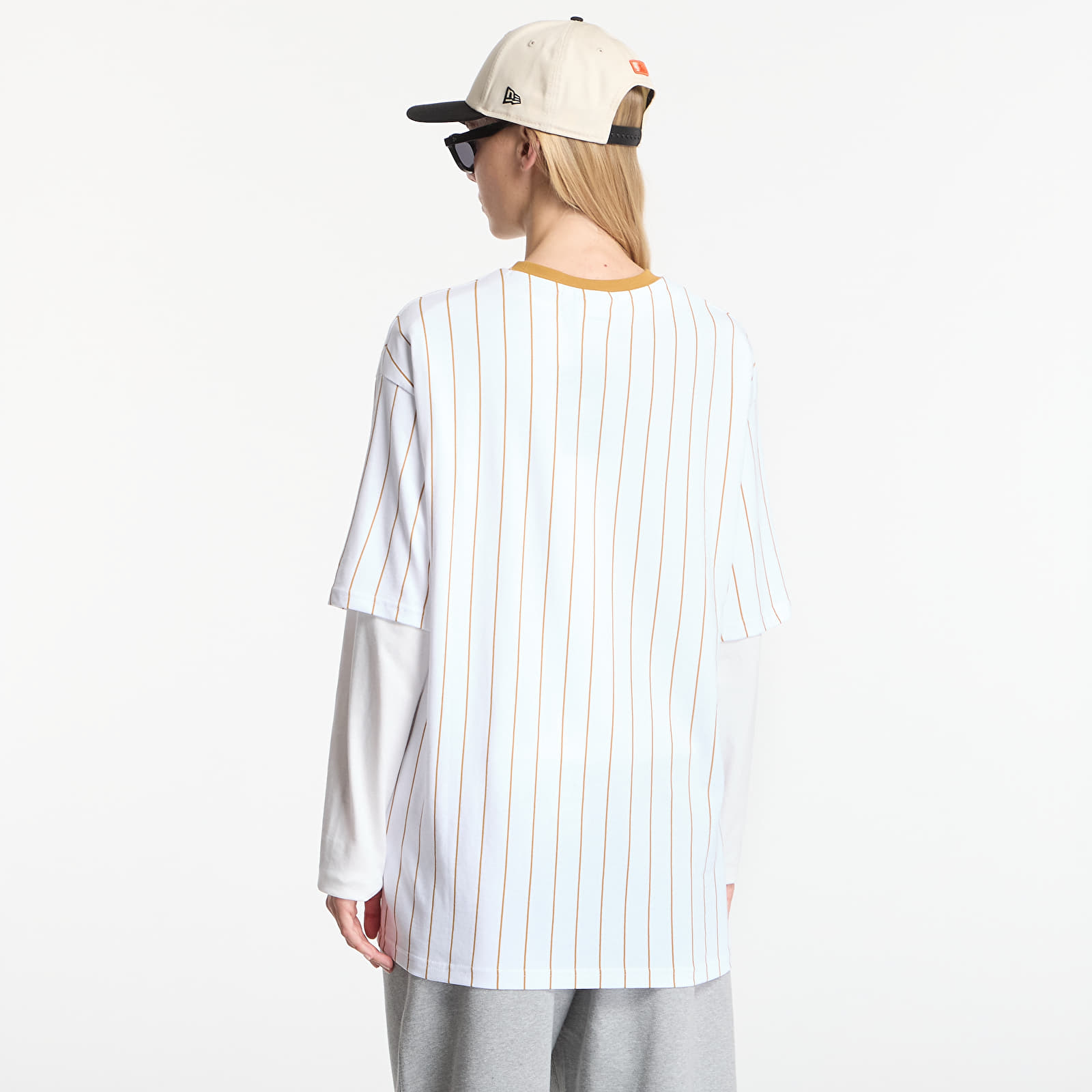 Männer T-Shirts New Era Pinstripe OS Tee UNISEX Optic White/ DOC