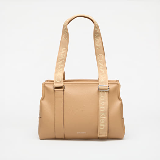 Ručna torbica Calvin Klein Webbing Adj Strap Tote Tannin