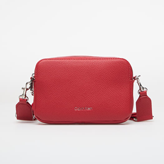 Bolsa Calvin Klein Webbing 2X Strap Camera Bag Bordeaux Wine