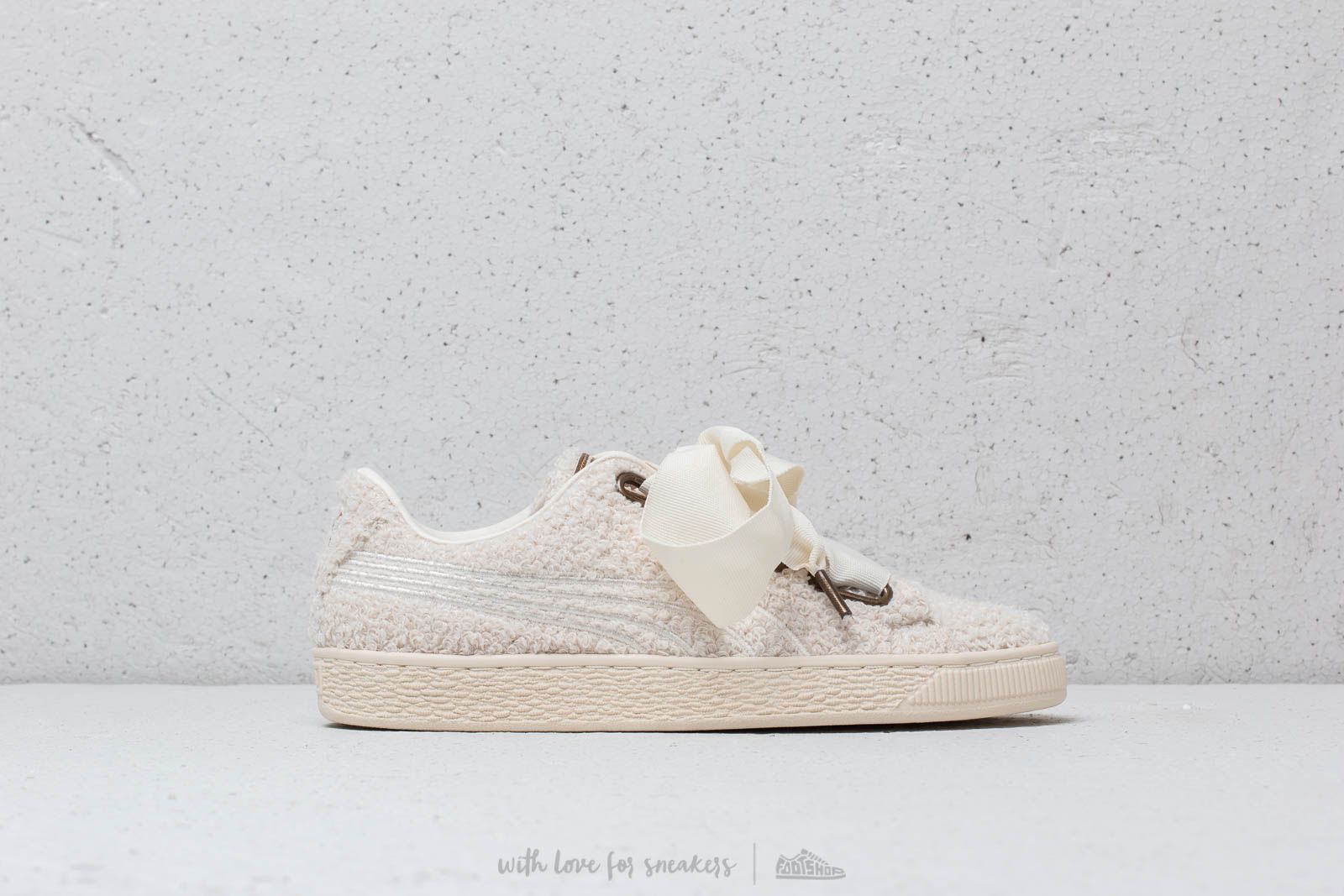 Chaussures et baskets femme Puma Basket Heart Teddy Wmn's White-Whisper