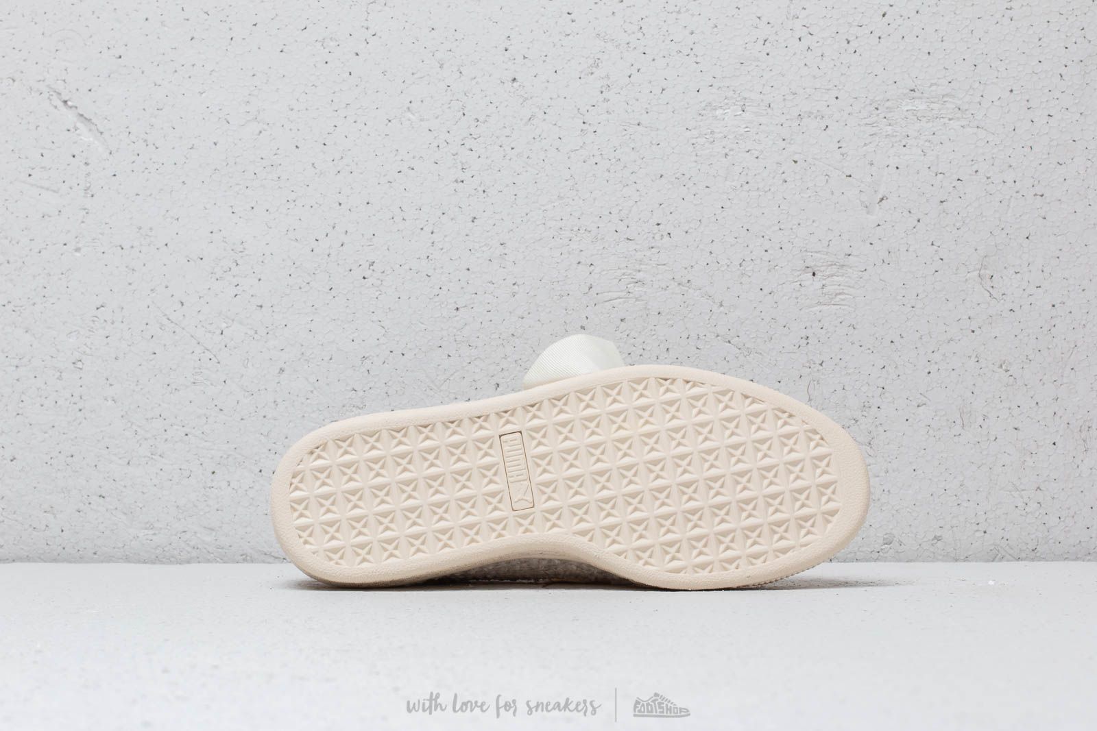 Chaussures et baskets femme Puma Basket Heart Teddy Wmn's White-Whisper