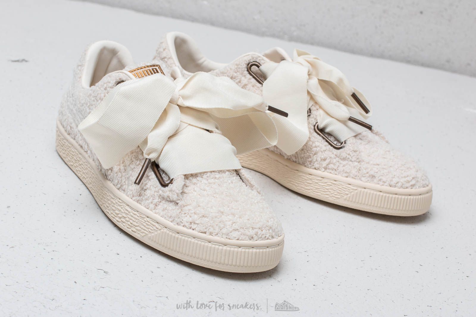 Chaussures et baskets femme Puma Basket Heart Teddy Wmn's White-Whisper