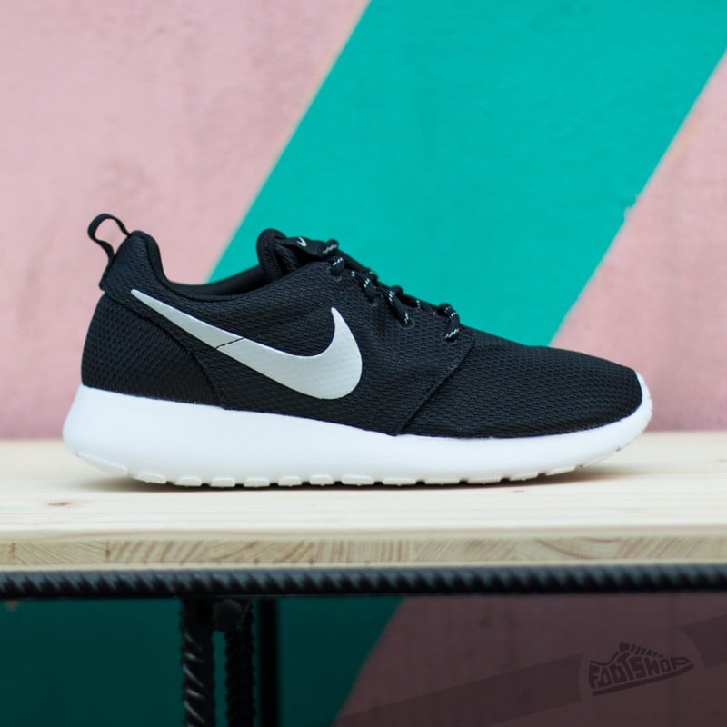 Zapatos Nike WMNS Rosherun Black/Mettalic Platinum-White