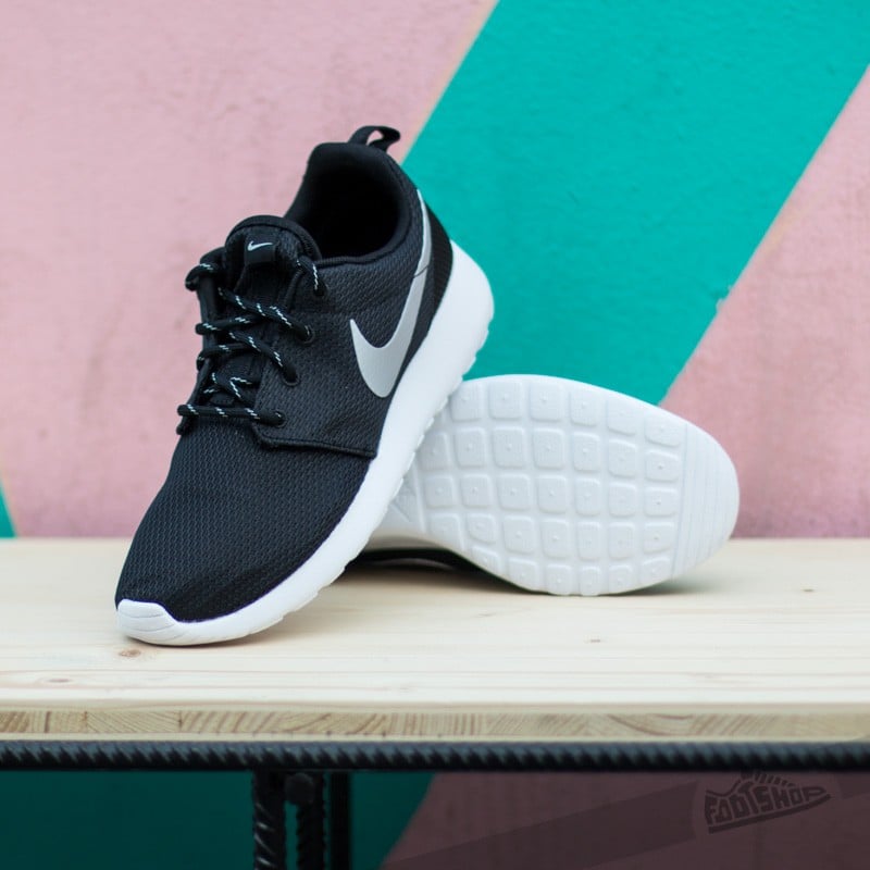 Zapatos Nike WMNS Rosherun Black/Mettalic Platinum-White
