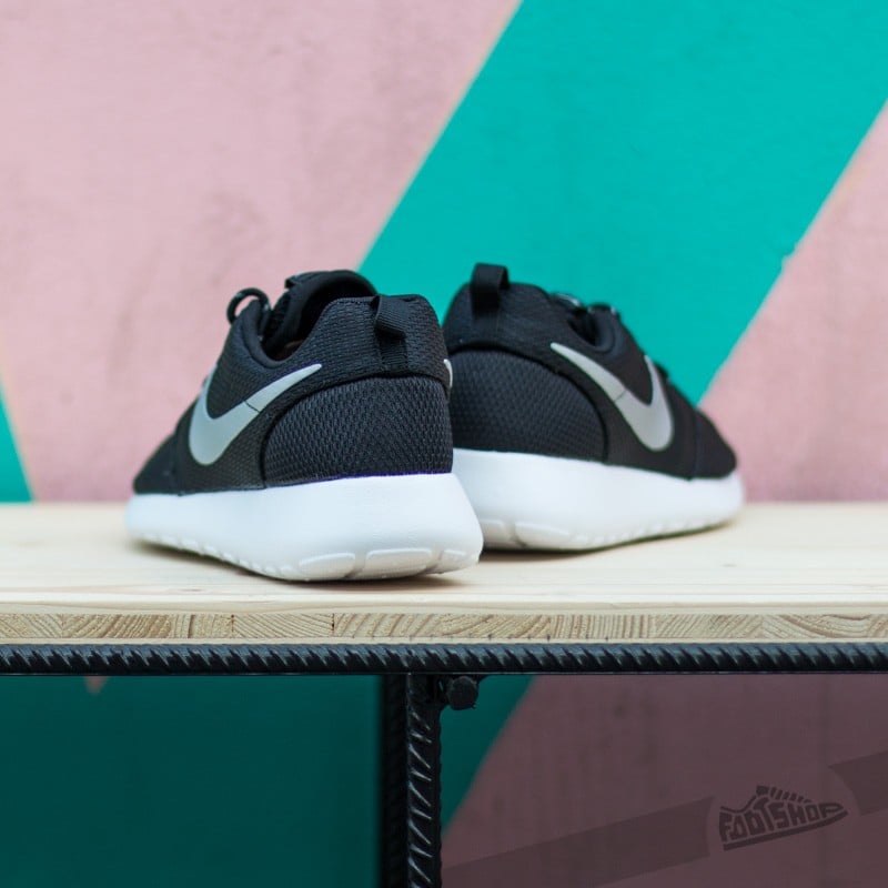 Zapatos Nike WMNS Rosherun Black/Mettalic Platinum-White
