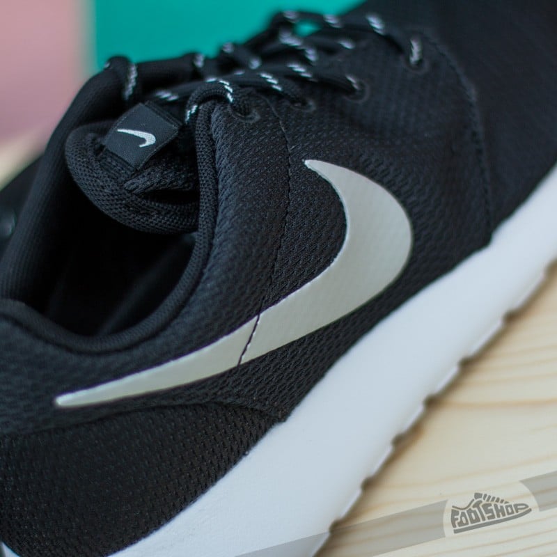 Zapatos Nike WMNS Rosherun Black/Mettalic Platinum-White