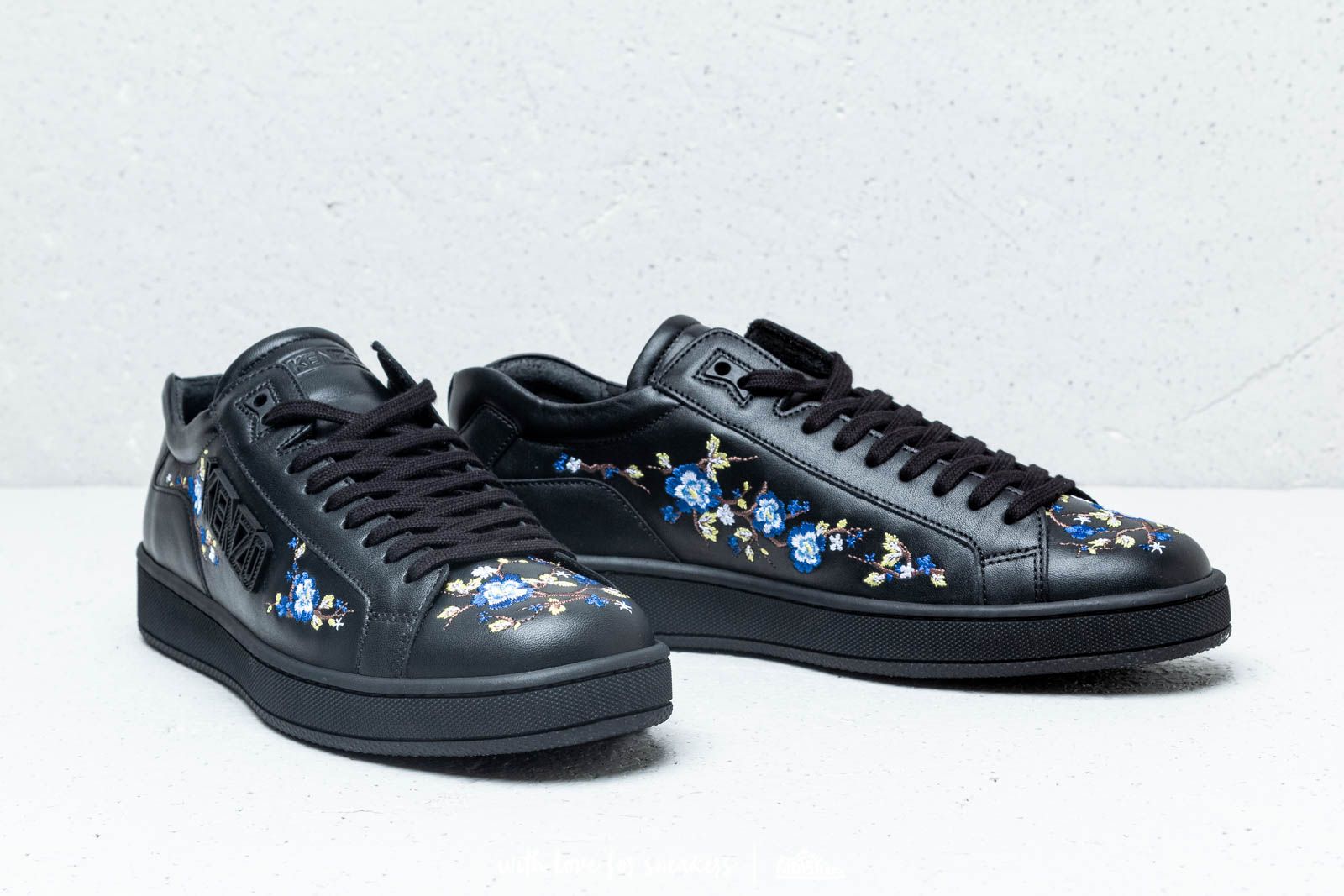 Dámské tenisky a boty Kenzo Tennix Sneakers Flowers E Black