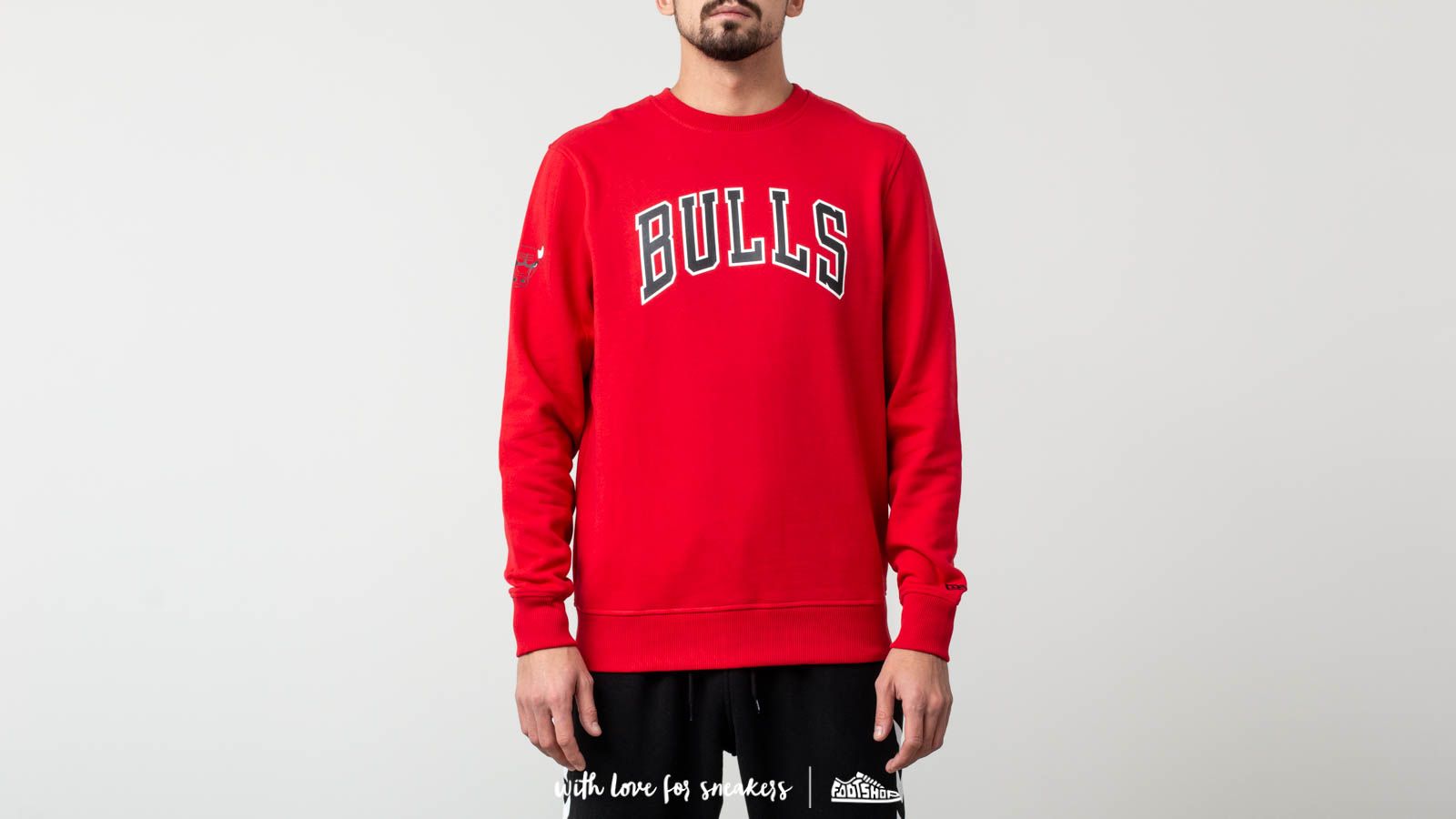 Hupparit ja collegepaidat New Era NBA Team Apparel Crewneck Chicago Bulls Front Door Red