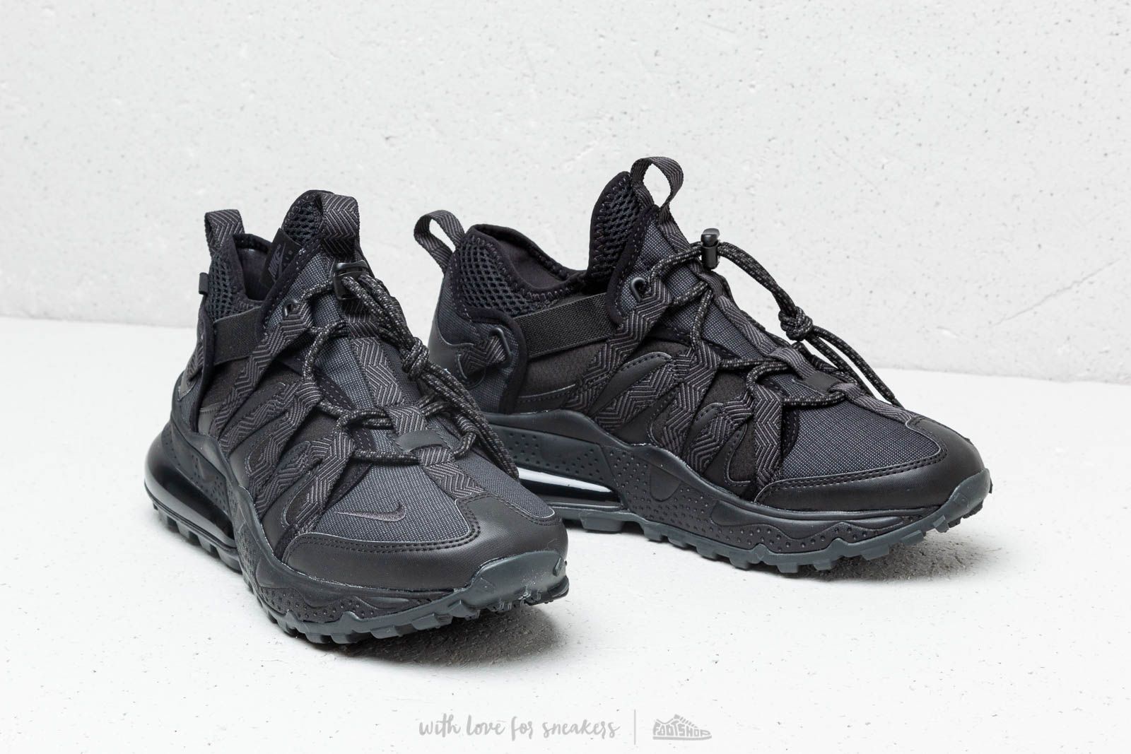 Nike black sale bowfin