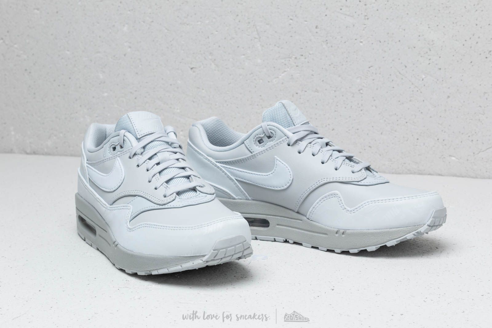 nike air max 1 lx pure platinum