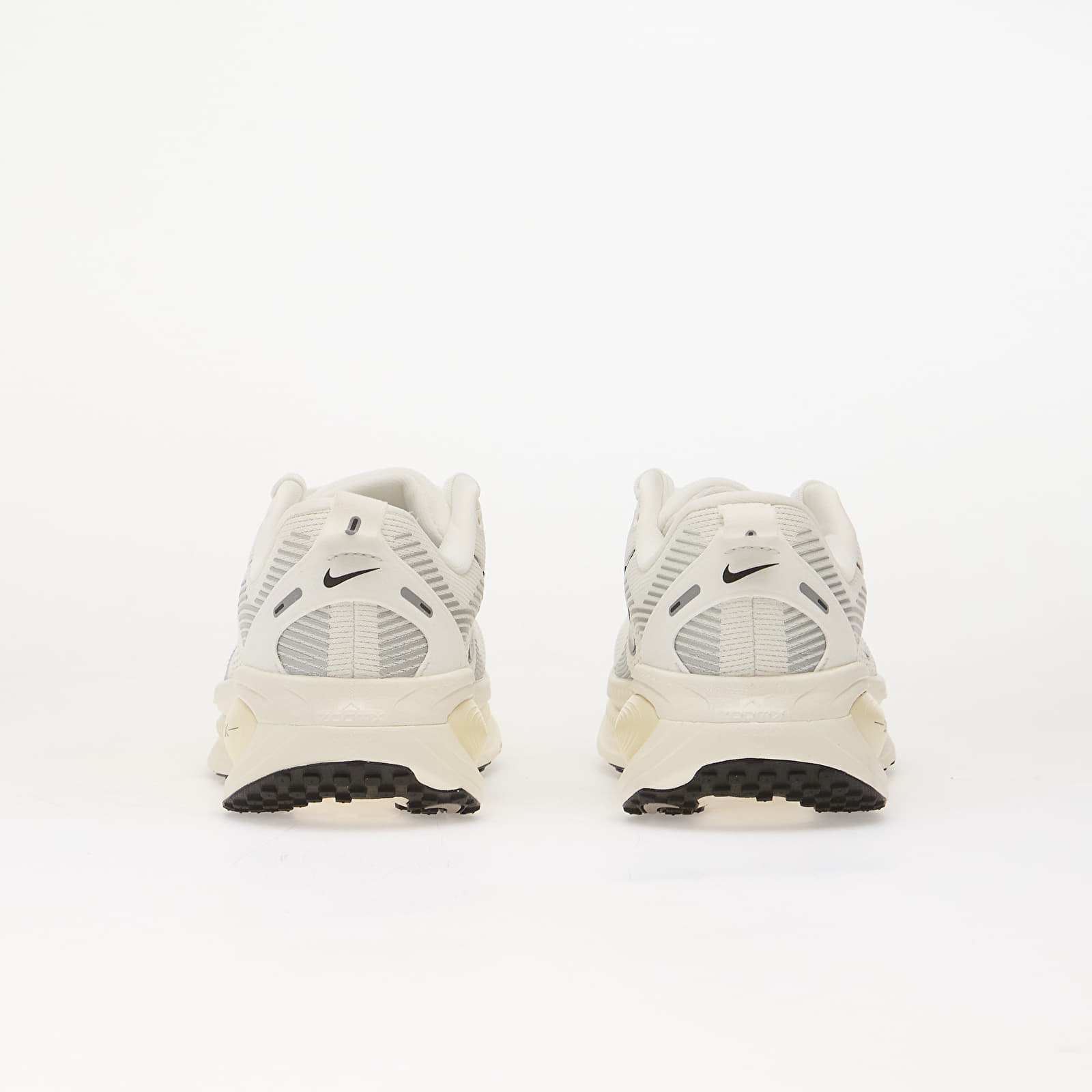 Încălțăminte și sneakerși pentru femei Nike Vomero 18 Summit White/ Black-Coconut Milk
