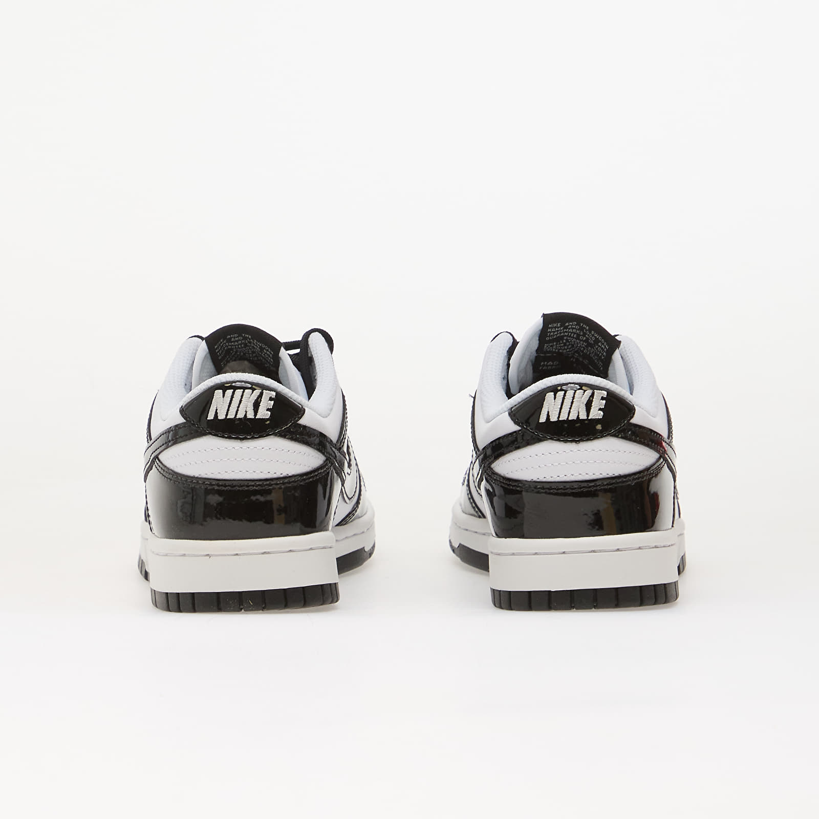 Chaussures et baskets femme Nike Dunk Low SE White/ Black-White-Metallic Silver