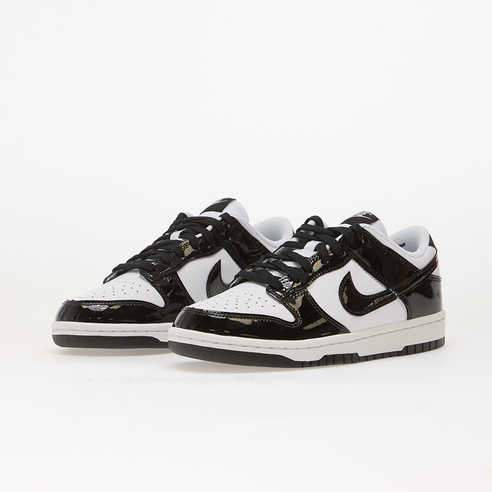 Chaussures et baskets femme Nike Dunk Low SE White/ Black-White-Metallic Silver