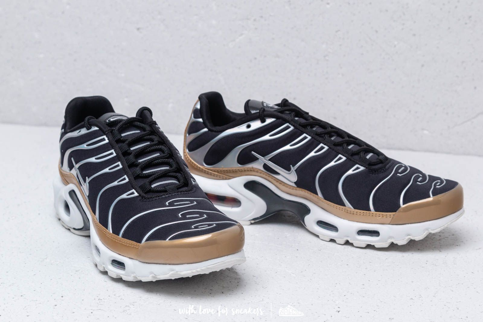 Women s shoes Nike Air Max Plus Wmns Black Aluminium White Aluminium Footshop