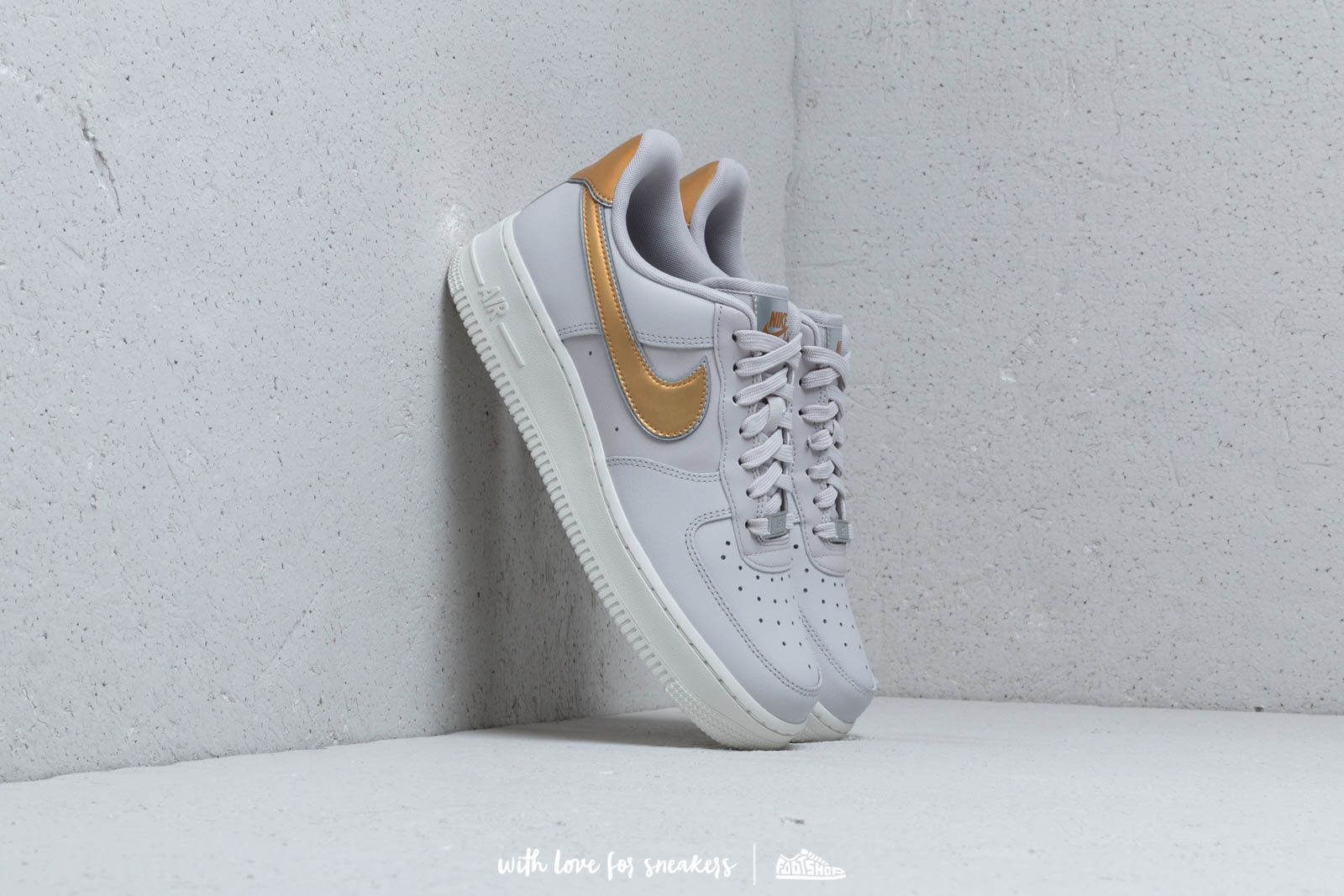 Damesko Nike Wmn's Air Force1 '07 Metallic Vast Grey/ Metallic Gold