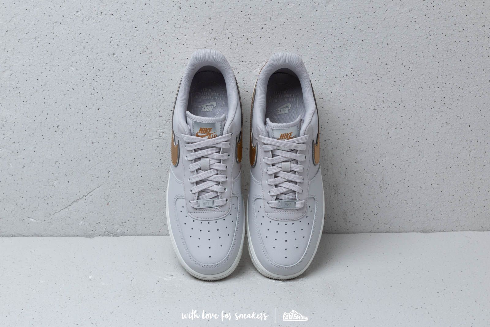 Damesko Nike Wmn's Air Force1 '07 Metallic Vast Grey/ Metallic Gold