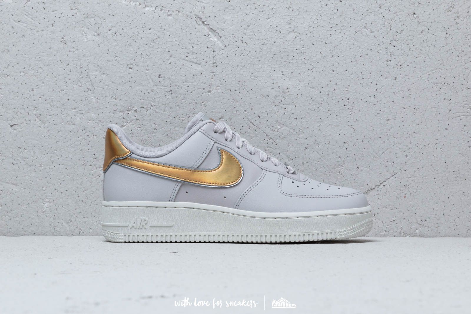 Damesko Nike Wmn's Air Force1 '07 Metallic Vast Grey/ Metallic Gold