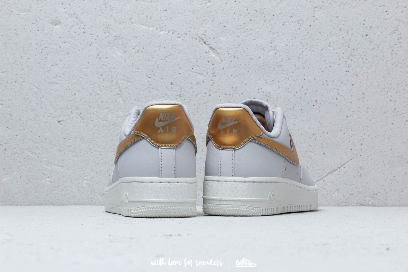 Damesko Nike Wmn's Air Force1 '07 Metallic Vast Grey/ Metallic Gold