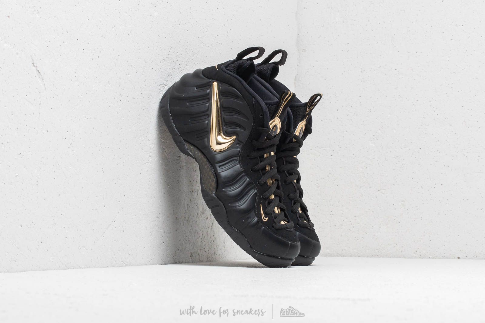 Nike foamposite pro black and gold on sale